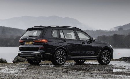 2019 BMW X7 M50d (UK-Spec) Rear Three-Quarter Wallpapers 450x275 (20)