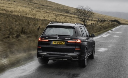 2019 BMW X7 M50d (UK-Spec) Rear Wallpapers 450x275 (10)