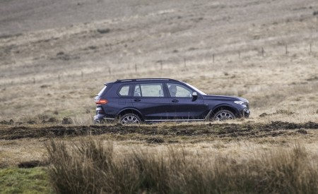 2019 BMW X7 M50d (UK-Spec) Side Wallpapers 450x275 (12)