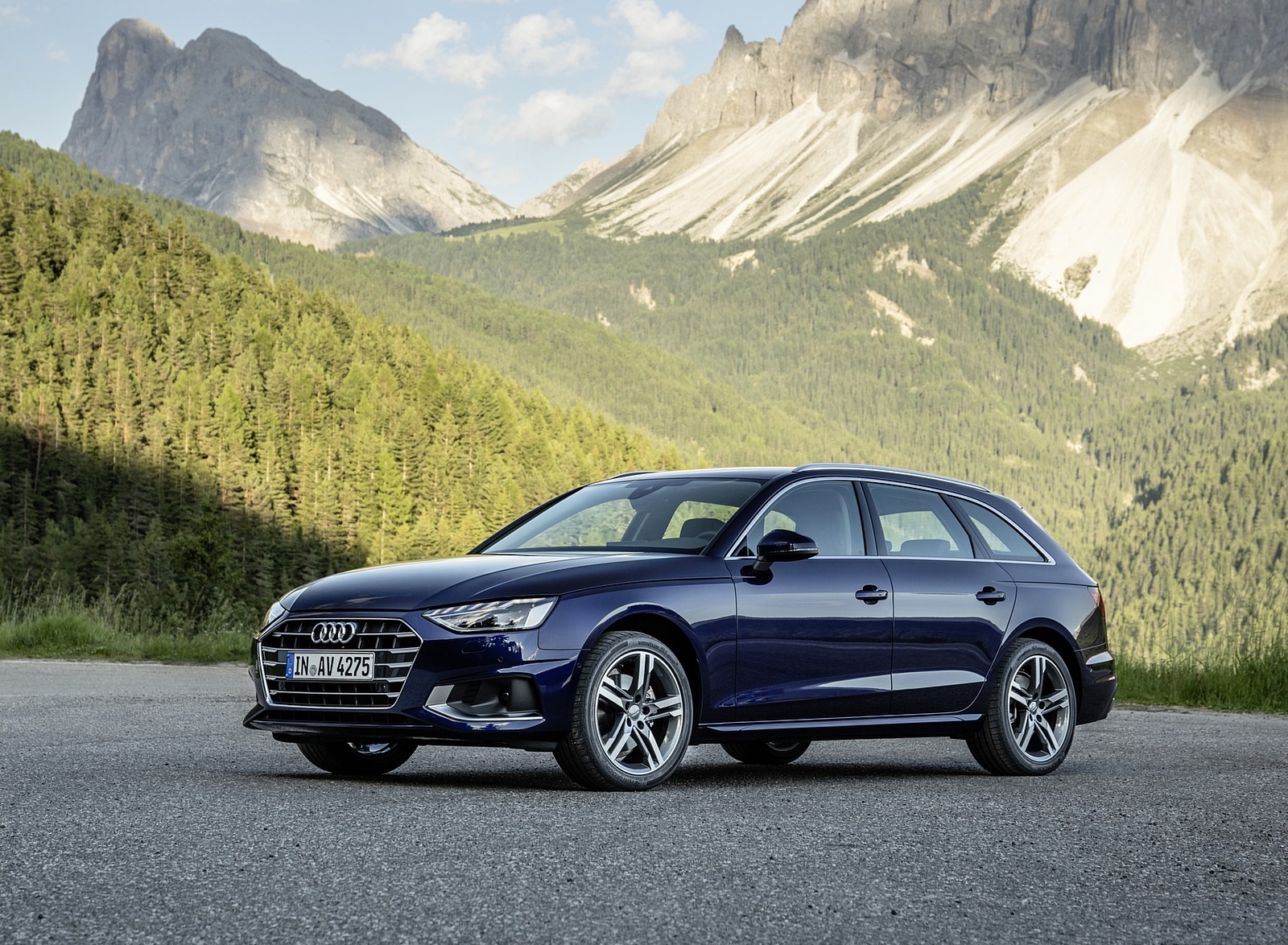 2020 Audi A4 Avant (Color: Navarra Blue) Front Three-Quarter Wallpapers #38 of 61