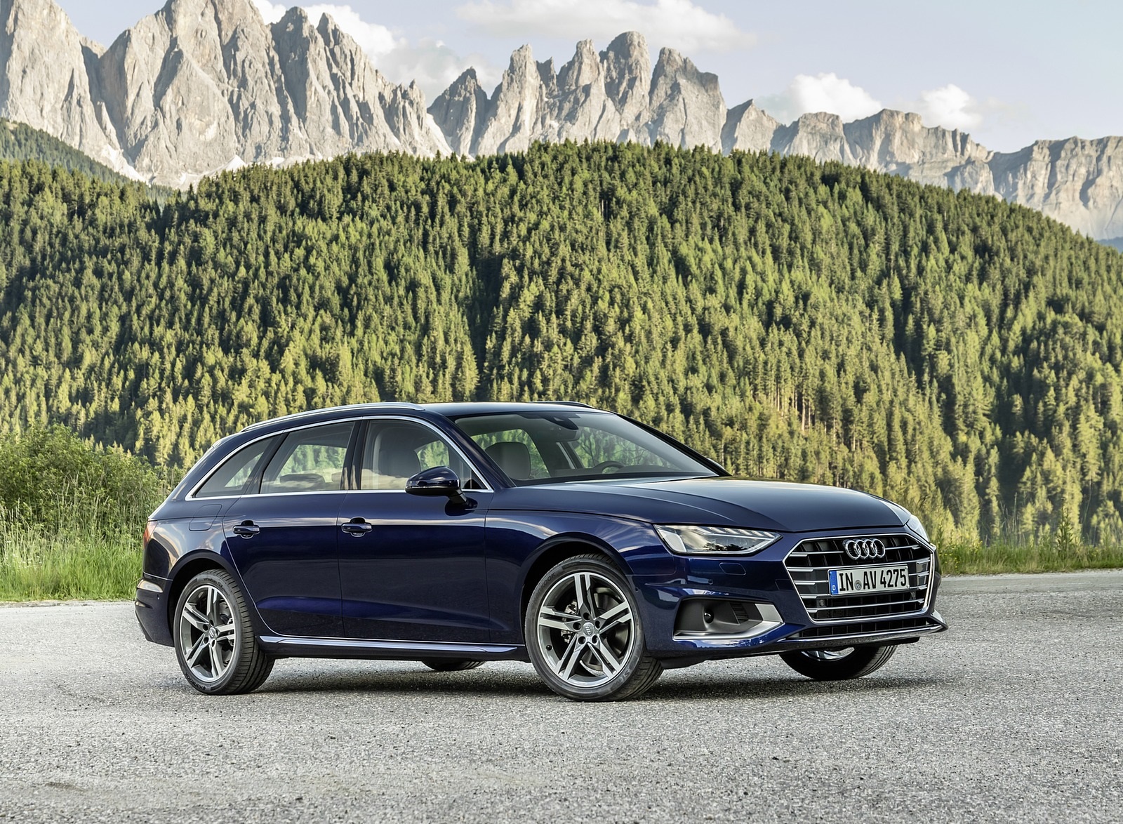 2020 Audi A4 Avant (Color: Navarra Blue) Front Three-Quarter Wallpapers #39 of 61