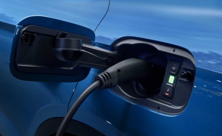 2020 Audi Q5 55 TFSI e quattro Plug-in Hybrid (Color: Turbo Blue) Charging Wallpapers 450x275 (154)