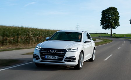 2020 Audi Q5 TFSI e Plug-In Hybrid (Color: Glacier White) Front Three-Quarter Wallpapers 450x275 (10)