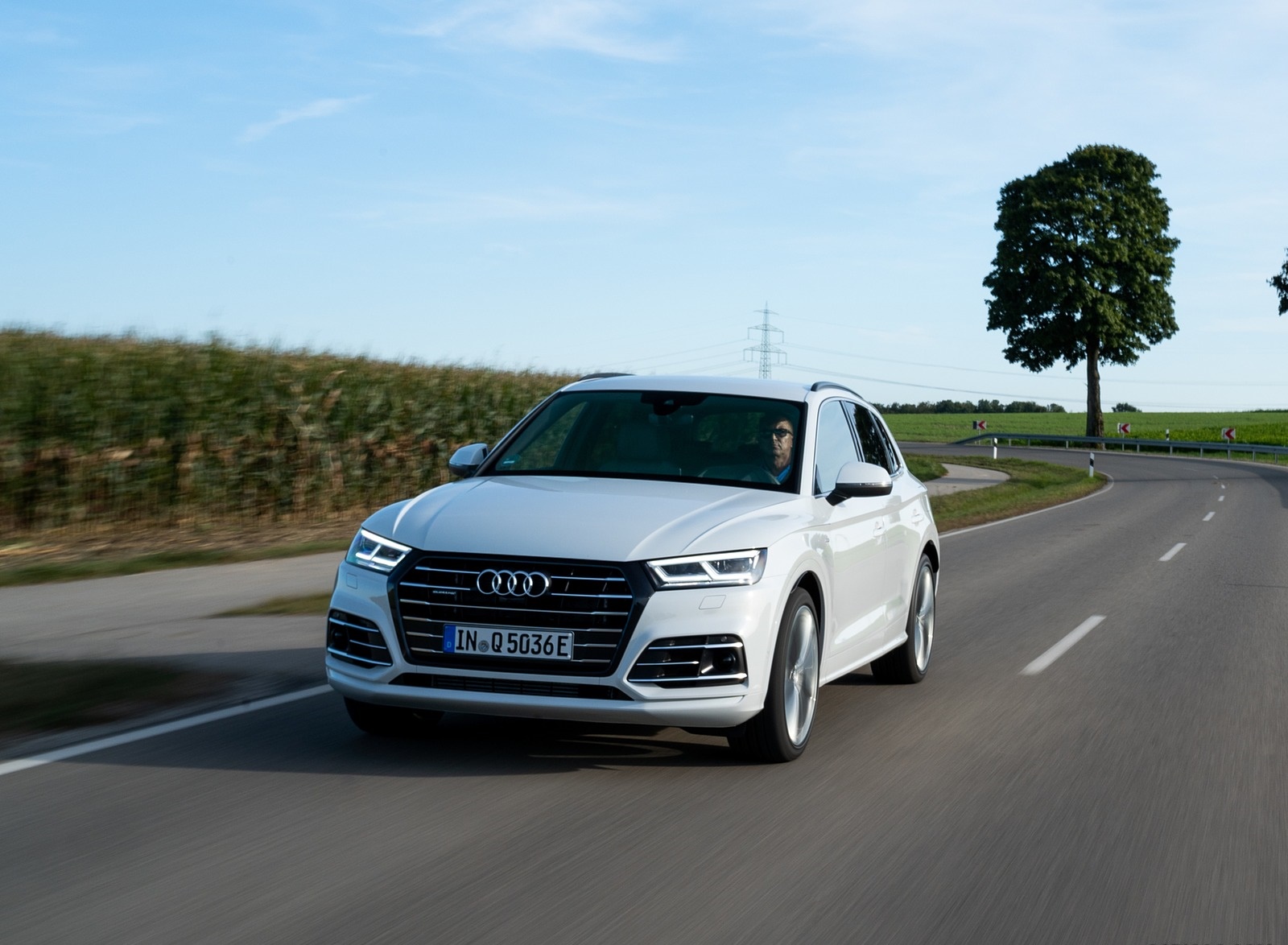 2020 Audi Q5 TFSI e Plug-In Hybrid (Color: Glacier White) Front Three-Quarter Wallpapers (10)