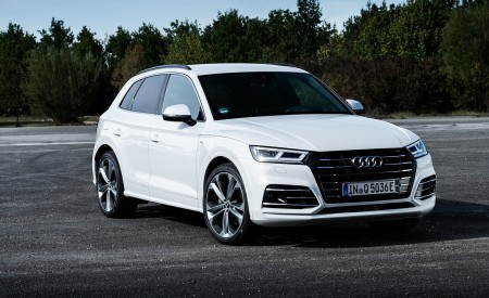 2020 Audi Q5 TFSI e Plug-In Hybrid (Color: Glacier White) Front Three-Quarter Wallpapers 450x275 (23)