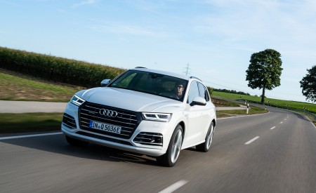 2020 Audi Q5 TFSI e Plug-In Hybrid (Color: Glacier White) Front Three-Quarter Wallpapers 450x275 (11)