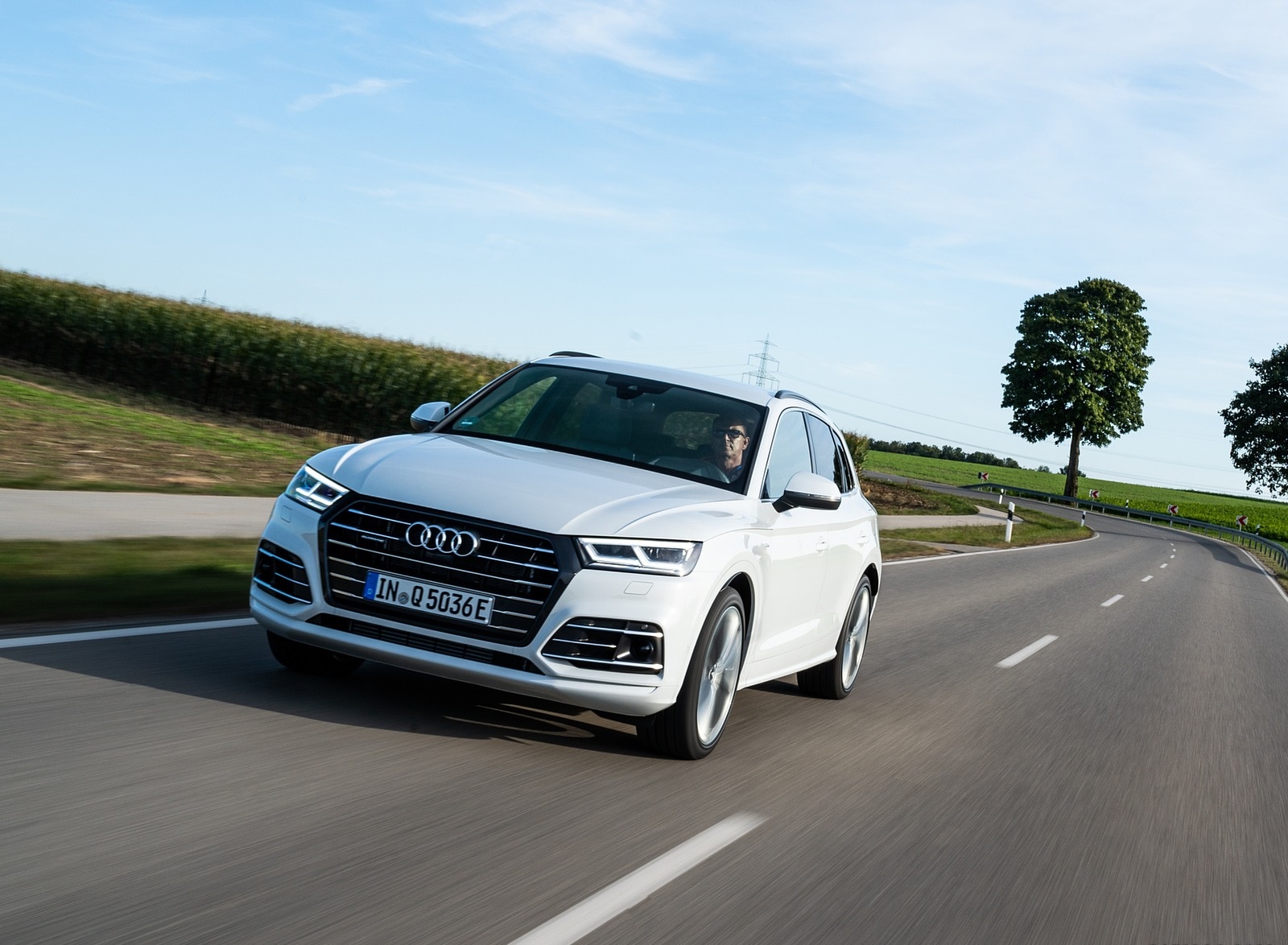 2020 Audi Q5 TFSI e Plug-In Hybrid (Color: Glacier White) Front Three-Quarter Wallpapers (11)