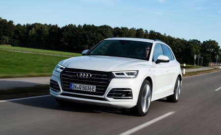 2020 Audi Q5 TFSI e Plug-In Hybrid (Color: Glacier White) Front Three-Quarter Wallpapers 450x275 (2)