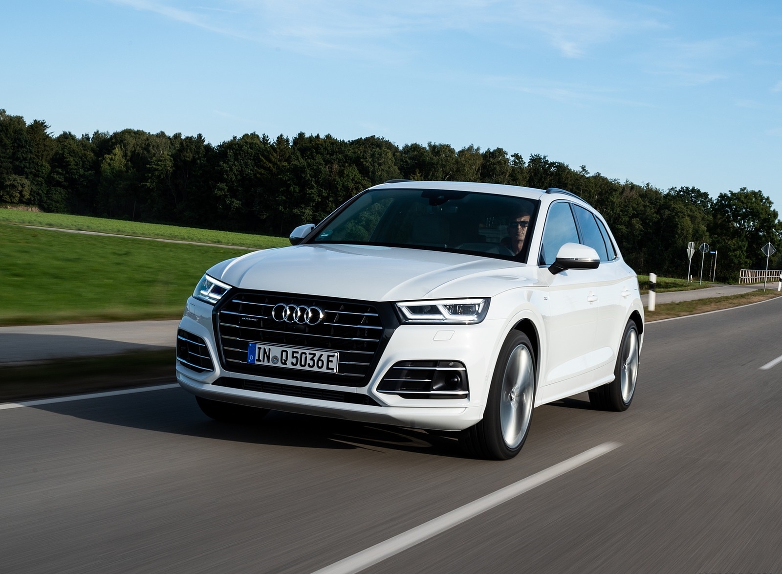 2020 Audi Q5 TFSI e Plug-In Hybrid (Color: Glacier White) Front Three-Quarter Wallpapers (2)