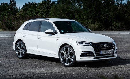 2020 Audi Q5 TFSI e Plug-In Hybrid (Color: Glacier White) Front Three-Quarter Wallpapers 450x275 (24)