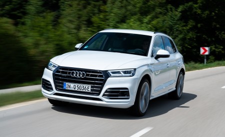 2020 Audi Q5 TFSI e Plug-In Hybrid (Color: Glacier White) Front Three-Quarter Wallpapers 450x275 (3)