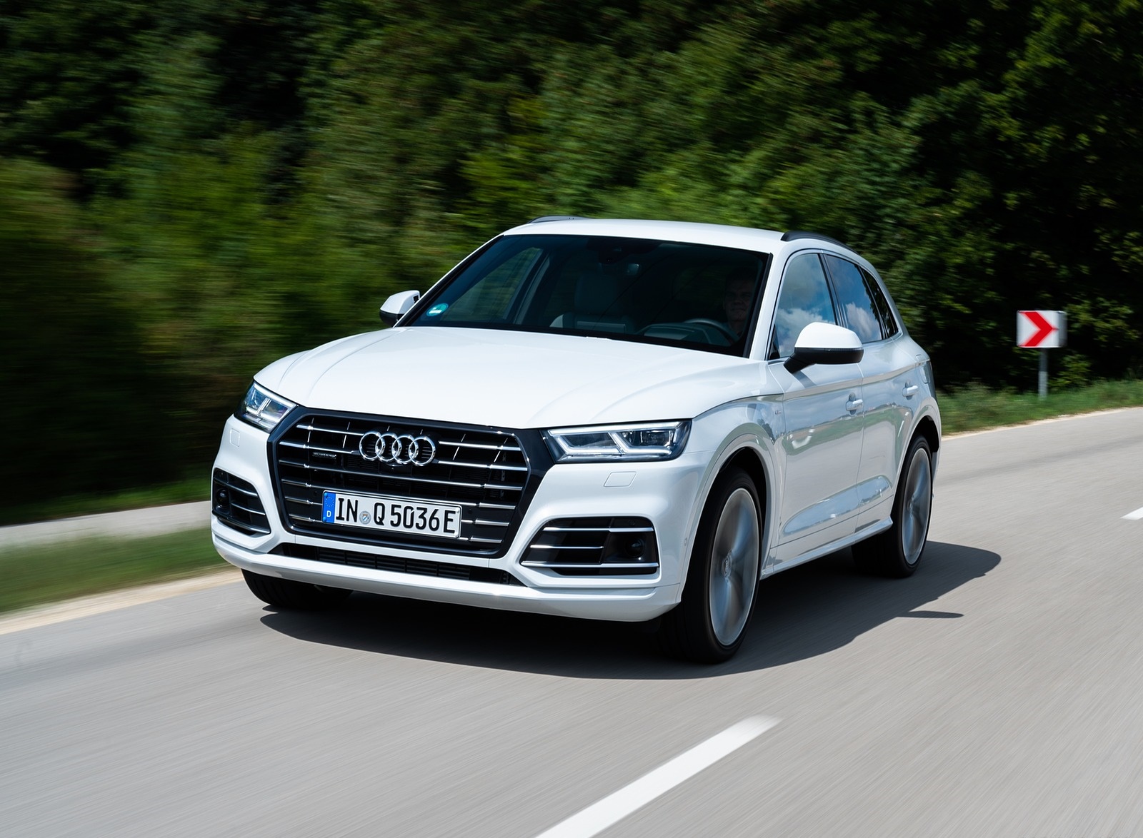2020 Audi Q5 TFSI e Plug-In Hybrid (Color: Glacier White) Front Three-Quarter Wallpapers (3)