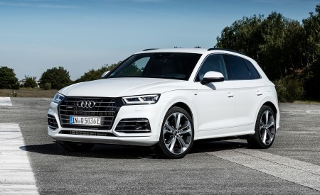 2020 Audi Q5 TFSI e Plug-In Hybrid (Color: Glacier White) Front Three-Quarter Wallpapers 450x275 (26)