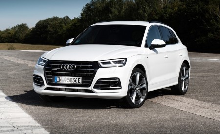 2020 Audi Q5 TFSI e Plug-In Hybrid (Color: Glacier White) Front Three-Quarter Wallpapers 450x275 (25)