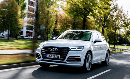 2020 Audi Q5 TFSI e Plug-In Hybrid (Color: Glacier White) Front Three-Quarter Wallpapers 450x275 (4)