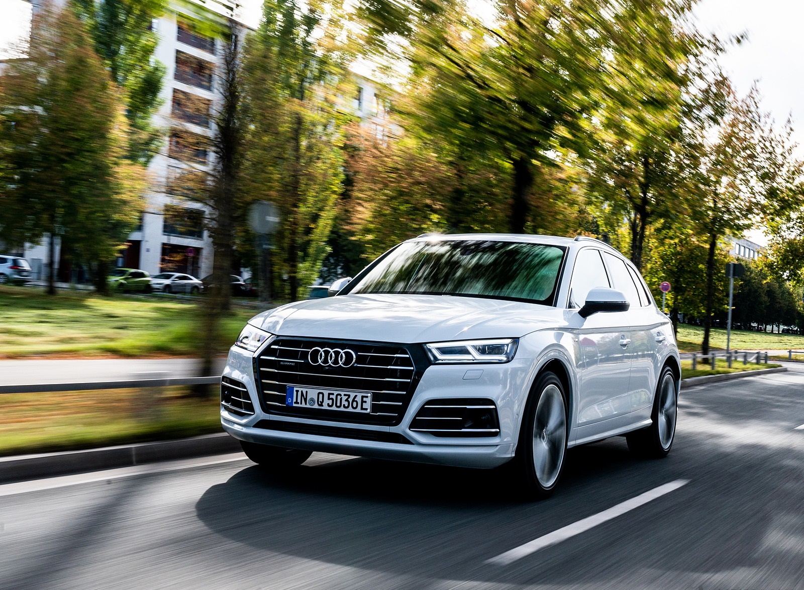 2020 Audi Q5 TFSI e Plug-In Hybrid (Color: Glacier White) Front Three-Quarter Wallpapers (4)