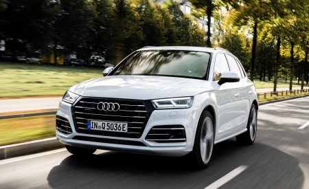 2020 Audi Q5 TFSI e Plug-In Hybrid (Color: Glacier White) Front Three-Quarter Wallpapers 450x275 (5)