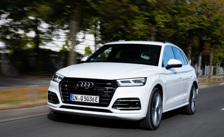 2020 Audi Q5 TFSI e Plug-In Hybrid (Color: Glacier White) Front Three-Quarter Wallpapers 450x275 (6)