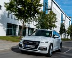2020 Audi Q5 TFSI e Plug-In Hybrid (Color: Glacier White) Front Three-Quarter Wallpapers 150x120 (7)