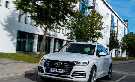 2020 Audi Q5 TFSI e Plug-In Hybrid (Color: Glacier White) Front Three-Quarter Wallpapers 450x275 (7)