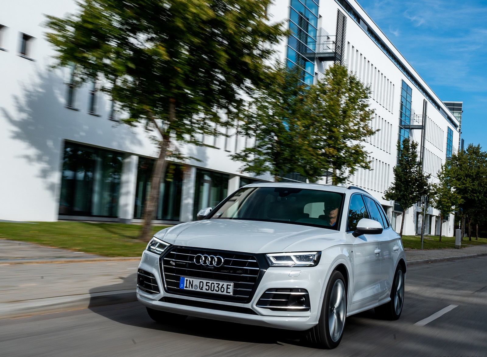 2020 Audi Q5 TFSI e Plug-In Hybrid (Color: Glacier White) Front Three-Quarter Wallpapers (7)