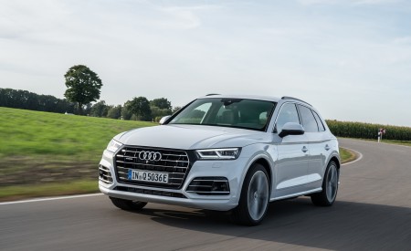 2020 Audi Q5 TFSI e Plug-In Hybrid (Color: Glacier White) Front Three-Quarter Wallpapers 450x275 (12)