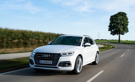 2020 Audi Q5 TFSI e Plug-In Hybrid (Color: Glacier White) Front Three-Quarter Wallpapers 450x275 (8)