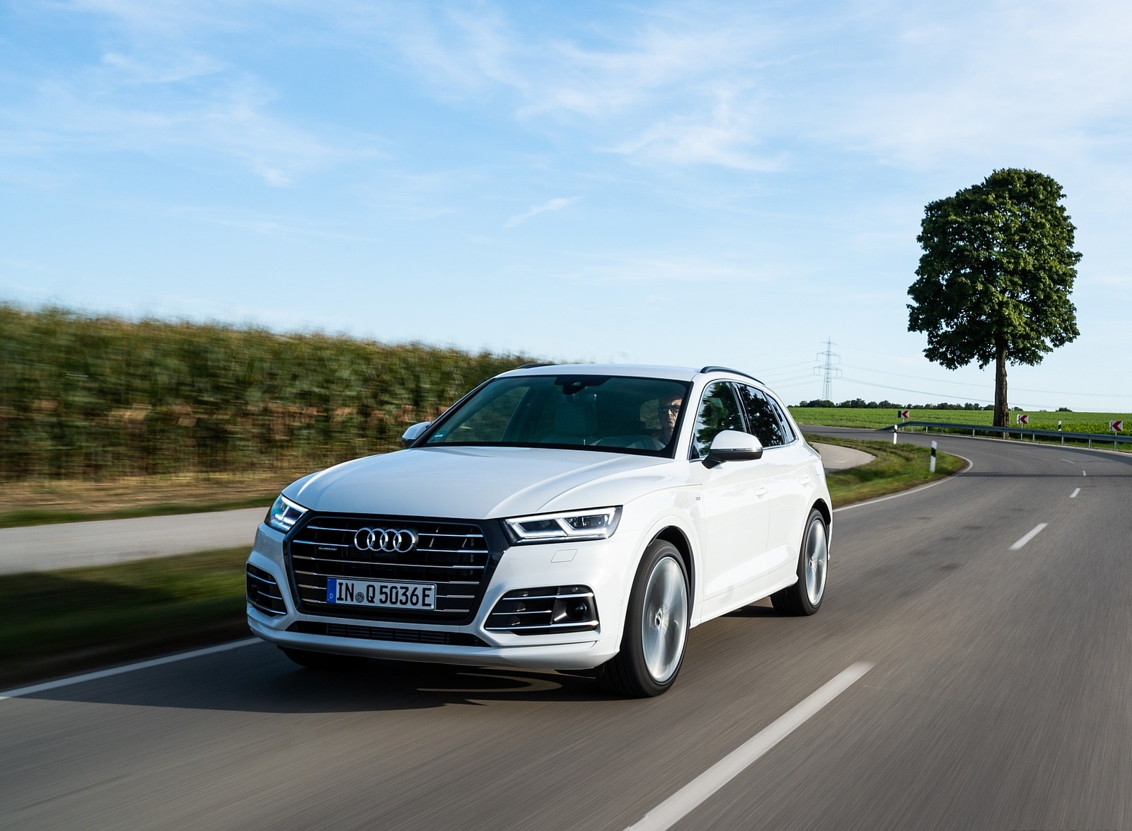 2020 Audi Q5 TFSI e Plug-In Hybrid (Color: Glacier White) Front Three-Quarter Wallpapers (8)