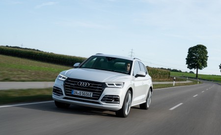 2020 Audi Q5 TFSI e Plug-In Hybrid (Color: Glacier White) Front Wallpapers 450x275 (13)