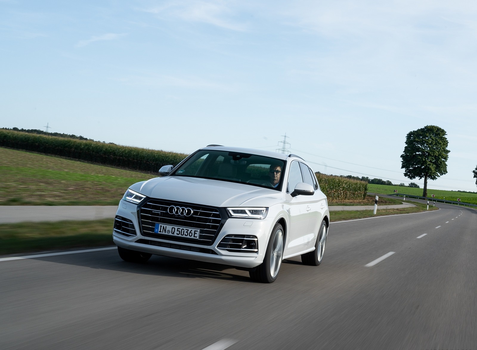 2020 Audi Q5 TFSI e Plug-In Hybrid (Color: Glacier White) Front Wallpapers (13)