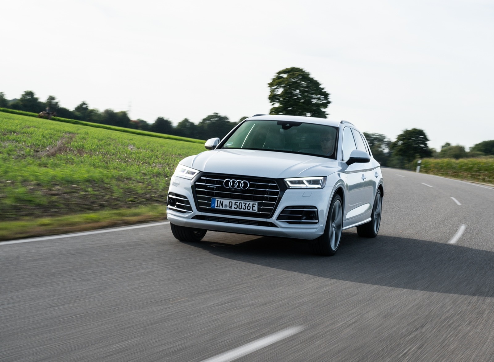 2020 Audi Q5 TFSI e Plug-In Hybrid (Color: Glacier White) Front Wallpapers (14)