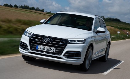 2020 Audi Q5 TFSI e Plug-In Hybrid (Color: Glacier White) Front Wallpapers 450x275 (27)