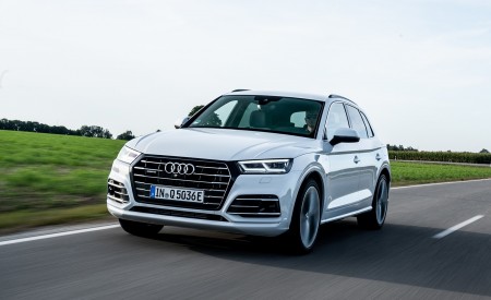 2020 Audi Q5 TFSI e Plug-In Hybrid (Color: Glacier White) Front Wallpapers 450x275 (16)