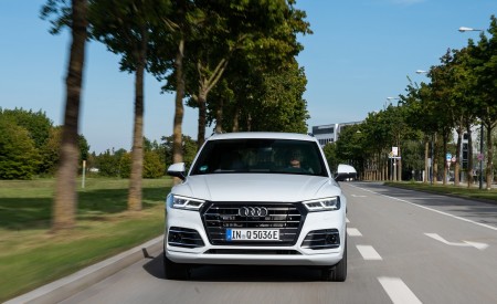 2020 Audi Q5 TFSI e Plug-In Hybrid (Color: Glacier White) Front Wallpapers 450x275 (9)