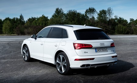 2020 Audi Q5 TFSI e Plug-In Hybrid (Color: Glacier White) Rear Three-Quarter Wallpapers 450x275 (37)