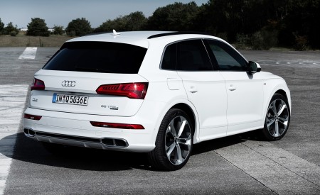 2020 Audi Q5 TFSI e Plug-In Hybrid (Color: Glacier White) Rear Three-Quarter Wallpapers 450x275 (28)