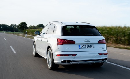 2020 Audi Q5 TFSI e Plug-In Hybrid (Color: Glacier White) Rear Three-Quarter Wallpapers 450x275 (17)