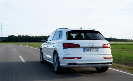 2020 Audi Q5 TFSI e Plug-In Hybrid (Color: Glacier White) Rear Three-Quarter Wallpapers 450x275 (18)