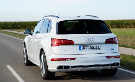 2020 Audi Q5 TFSI e Plug-In Hybrid (Color: Glacier White) Rear Three-Quarter Wallpapers 450x275 (19)