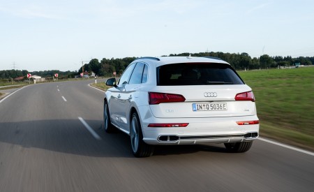 2020 Audi Q5 TFSI e Plug-In Hybrid (Color: Glacier White) Rear Wallpapers 450x275 (31)