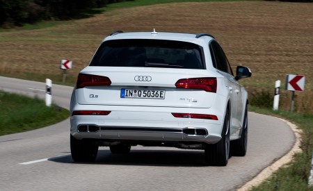 2020 Audi Q5 TFSI e Plug-In Hybrid (Color: Glacier White) Rear Wallpapers 450x275 (32)