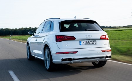 2020 Audi Q5 TFSI e Plug-In Hybrid (Color: Glacier White) Rear Wallpapers 450x275 (33)