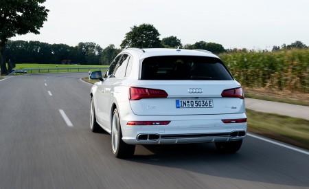 2020 Audi Q5 TFSI e Plug-In Hybrid (Color: Glacier White) Rear Wallpapers 450x275 (21)