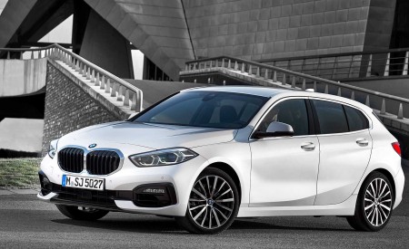 2020 BMW 1-Series 118i (Color: Mineral white Metallic) Front Three-Quarter Wallpapers 450x275 (7)