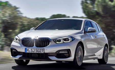 2020 BMW 1-Series 118i (Color: Mineral white Metallic) Front Three-Quarter Wallpapers 450x275 (2)