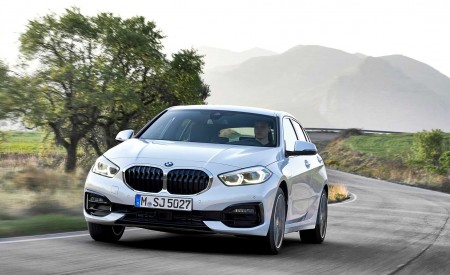 2020 BMW 1-Series 118i (Color: Mineral white Metallic) Front Three-Quarter Wallpapers 450x275 (1)