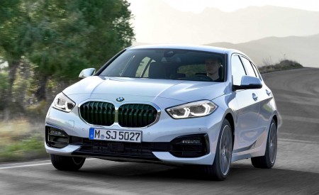 2020 BMW 1-Series 118i (Color: Mineral white Metallic) Front Three-Quarter Wallpapers 450x275 (3)