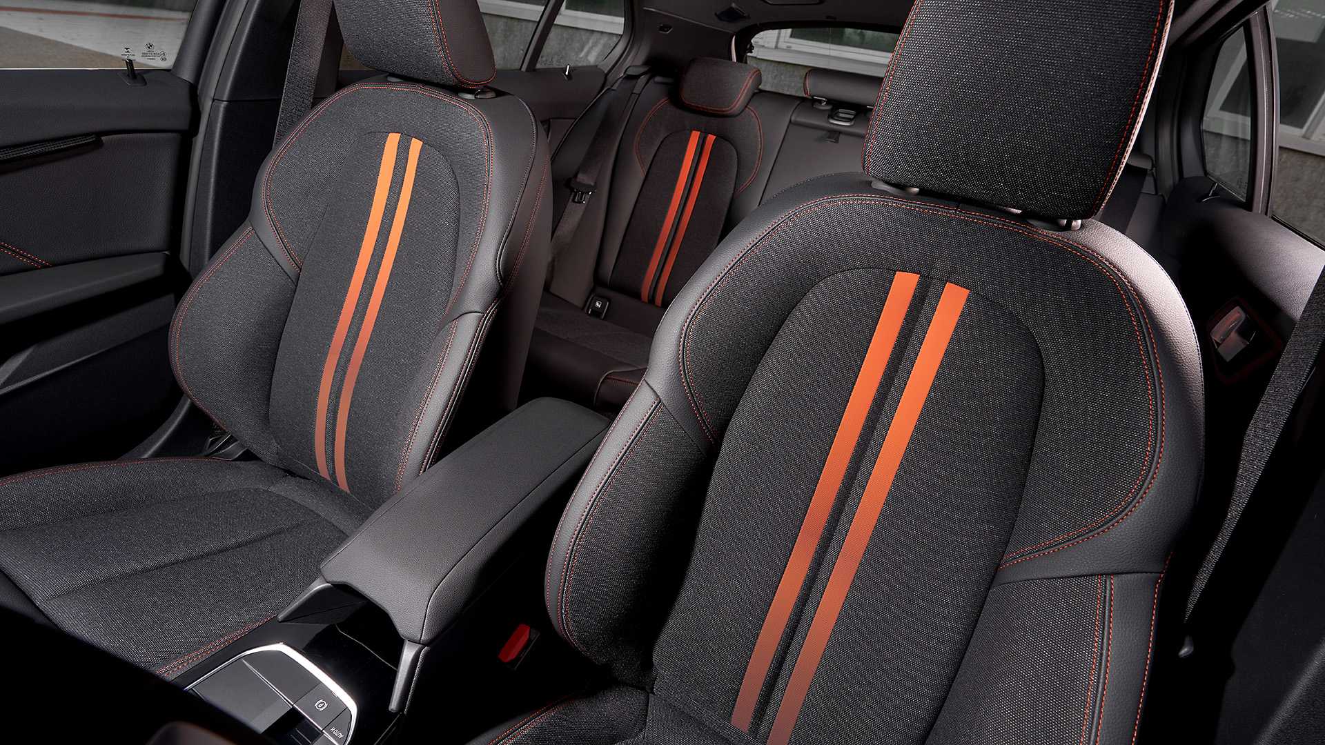 2020 BMW 1-Series 118i (Color: Mineral white Metallic) Interior Front Seats Wallpapers #34 of 66