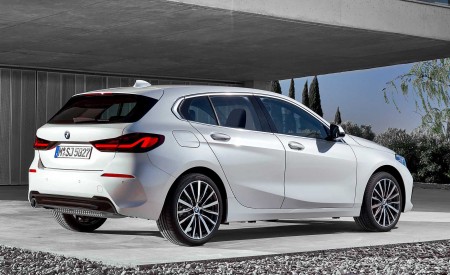 2020 BMW 1-Series 118i (Color: Mineral white Metallic) Rear Three-Quarter Wallpapers 450x275 (10)