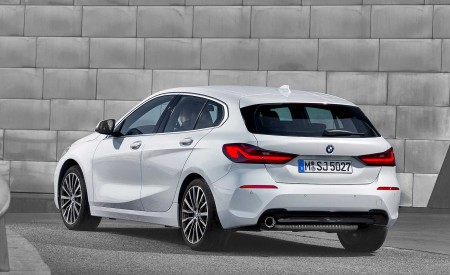 2020 BMW 1-Series 118i (Color: Mineral white Metallic) Rear Three-Quarter Wallpapers 450x275 (11)